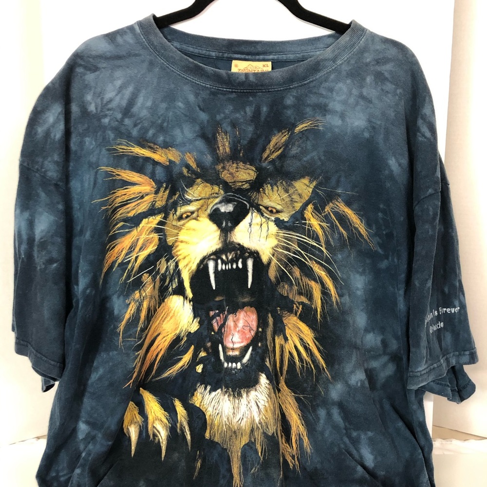 SOLD Vtg The Mountain XL tee Lion extinction